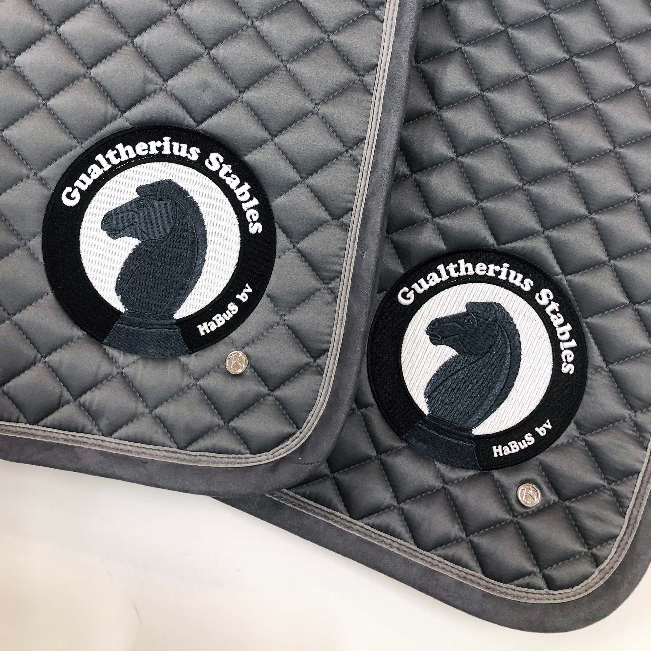 Geborduurd logo op zadeldoeken van de klant